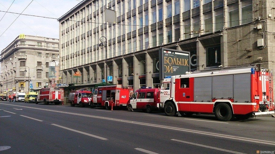 На «Петроградской» произошло возгорание. Закрыто пять станций метро.