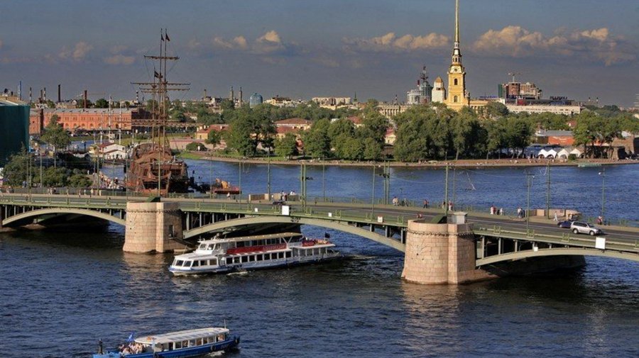 Экскурсии по рекам и каналам стали самыми популярными в Петербурге