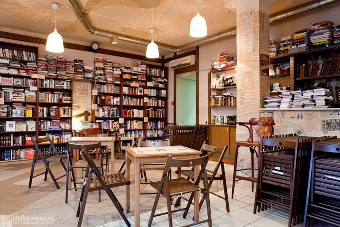 Сайт библиотеки кафе. Книжное кафе. Кофейня библиотека. Кофейня с книжными полками. Кафе с книгами.