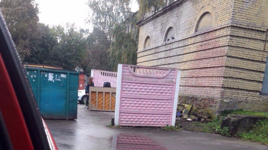 На выброшенном пианино школьницы сыграли вальс из «Амели»