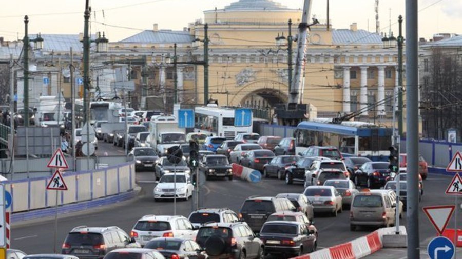 На выходные Дворцовый мост и ряд прилегающих улиц закроют для машин