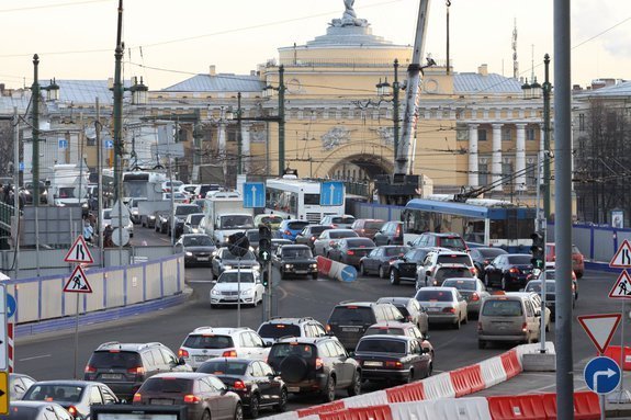 На выходные Дворцовый мост и ряд прилегающих улиц закроют для машин