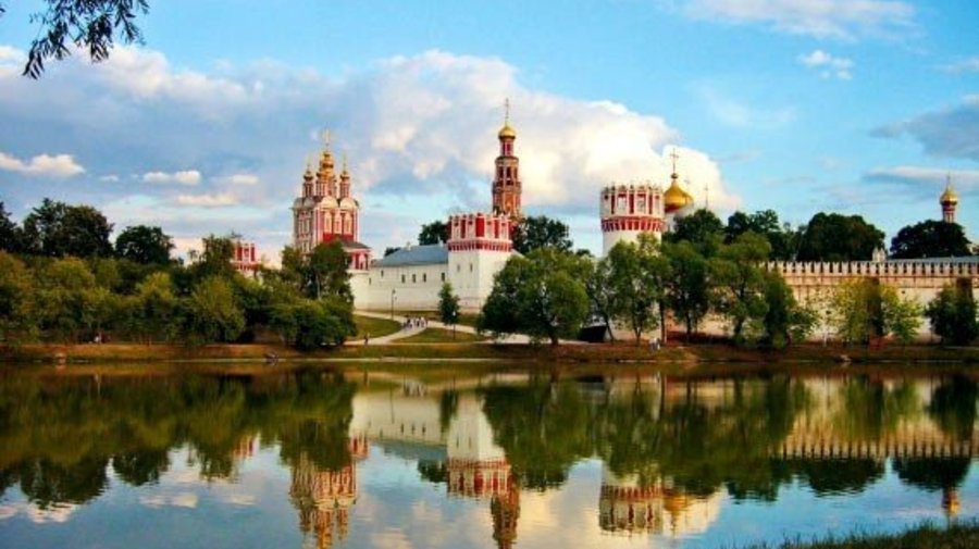 http://www.unassvadba.ru/foto_video/svadebnay_progulka_osenju.html