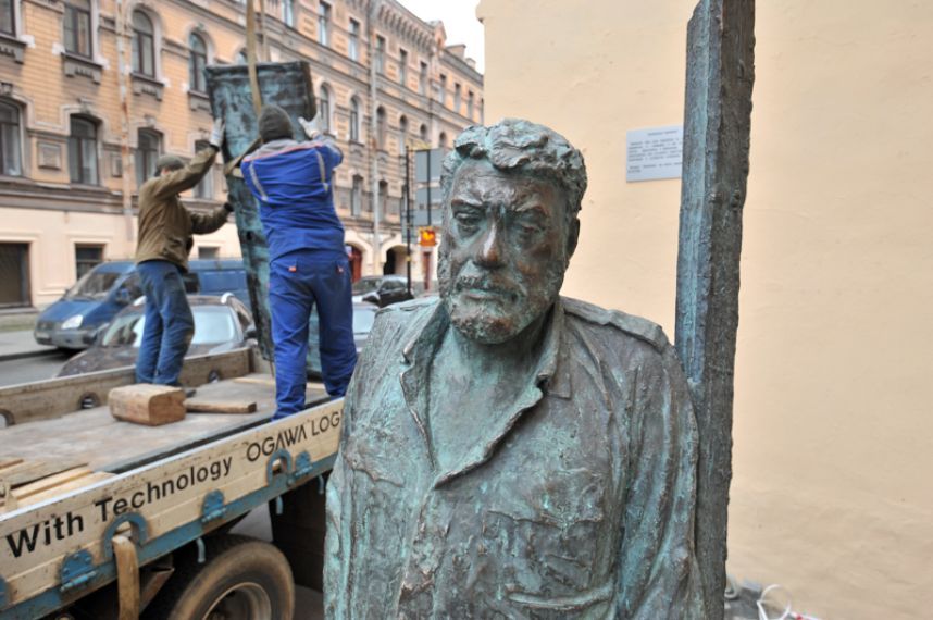 памятник на улице рубинштейна. памятник сергею довлатову ул рубинштейна 23. памятник сергею довлатову ул рубинштейна 23. памятник довлатову на рубинштейна. памятник сергею довлатову на улице рубинштейна.