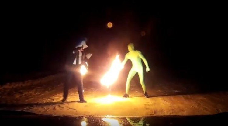 Зелёный Купорос поджёг злого клоуна на видео