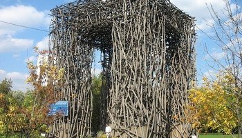 Арка из прутьев