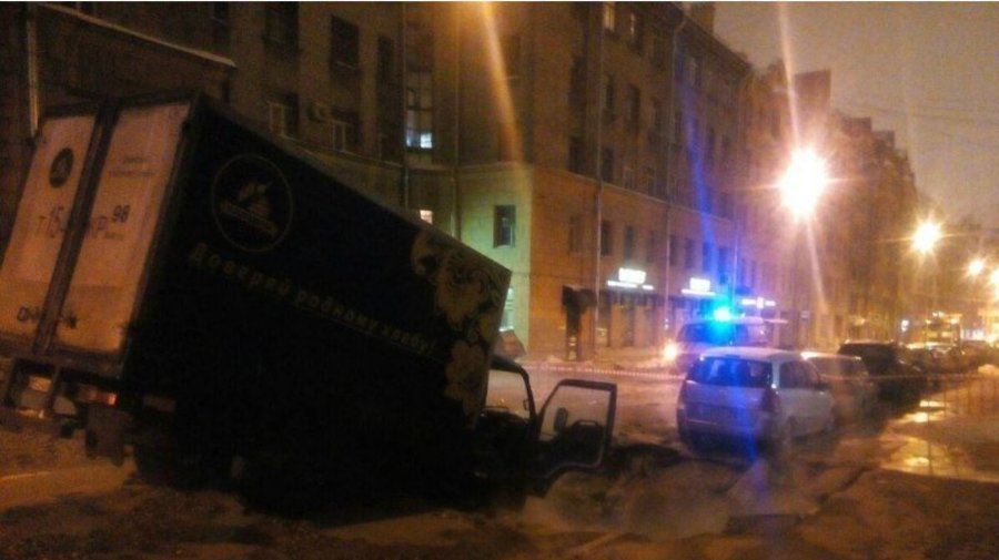 Грузовик провалился в яму, образовавшуюся из-за прорыва трубы 