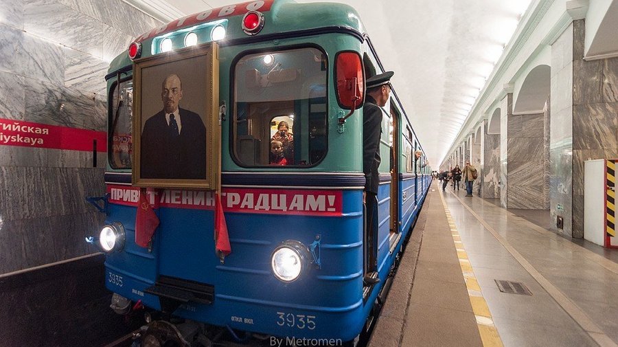 По красной ветке метро пустили ретропоезд и новый красный состав 