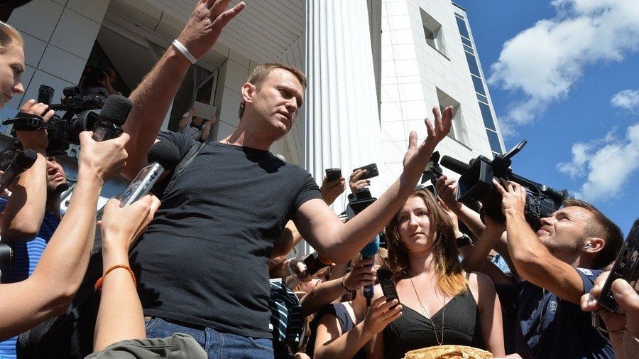 Навальному и Офицерову дали условный срок