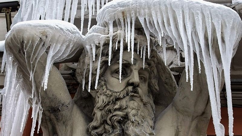 Куда звонить, чтобы убрали снег и сосульки возле дома