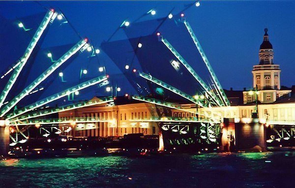 В новогоднюю ночь в Петербурге разведут мосты