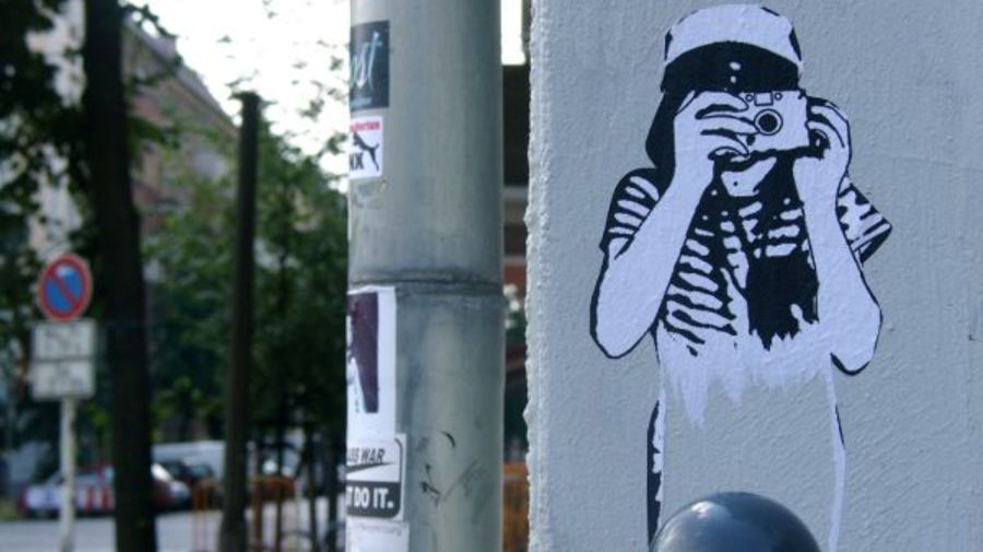 http://fishki.net/10864-ulichnyj-hudozhnik-banksy-154-foto.html
