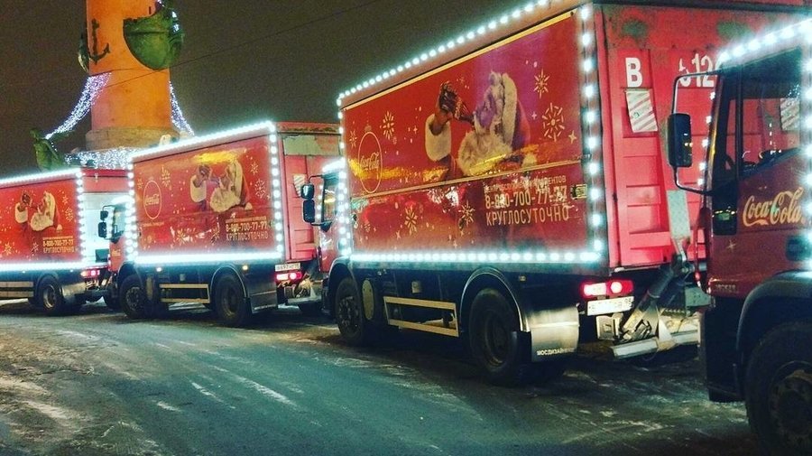 По Петербургу проехал рождественский караван Coca-Cola