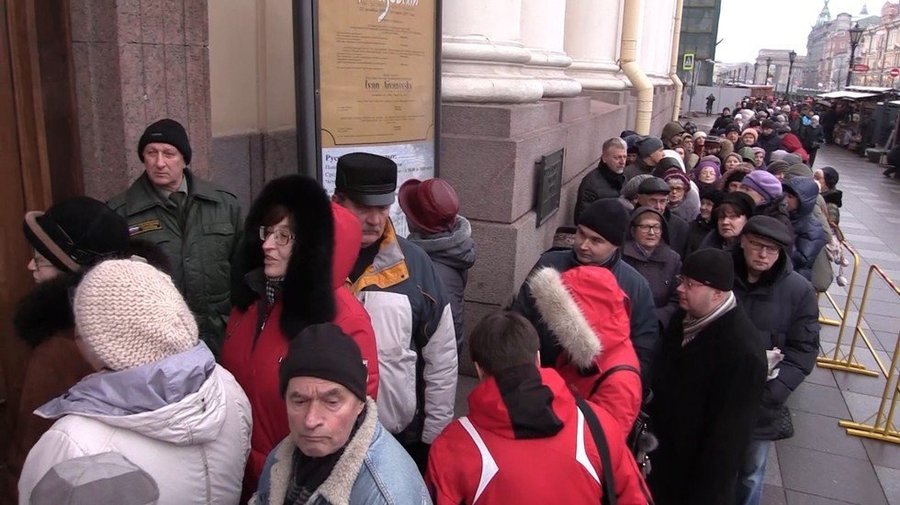 На выставку Айвазовского перед Русским музеем выстроилась огромная очередь