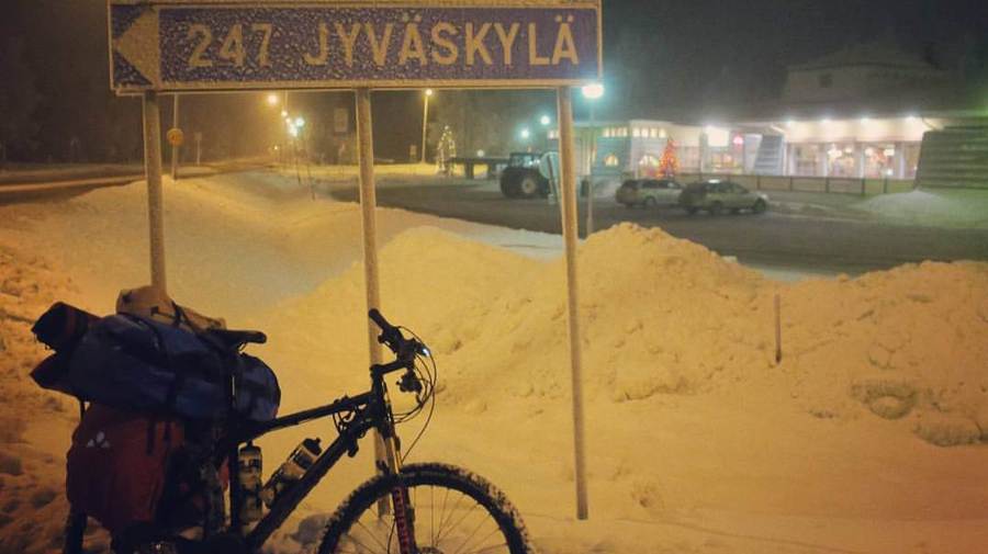Петербуржец повёз на велосипеде письма от больных детишек в Лапландию