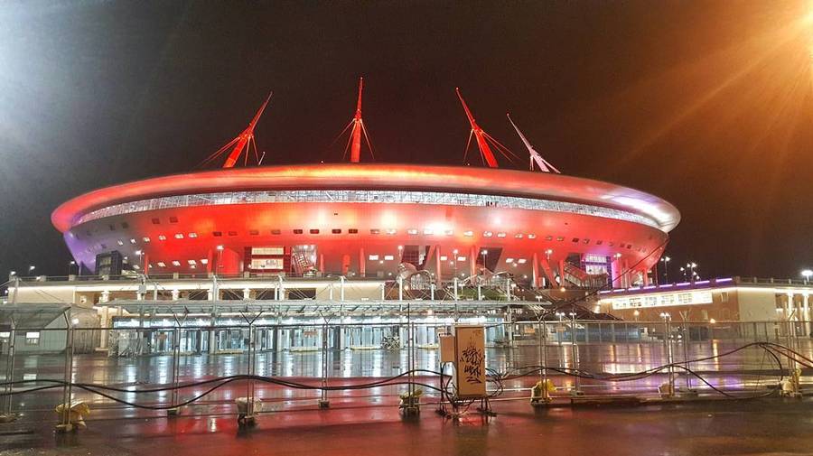 На «Зенит-Арене» зажглась разноцветная подсветка 
