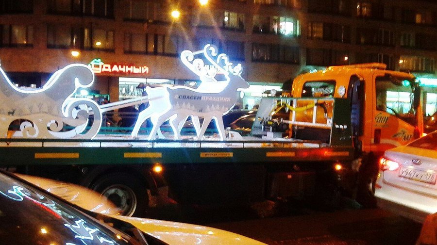 В Петербурге эвакуировали сани Деда Мороза