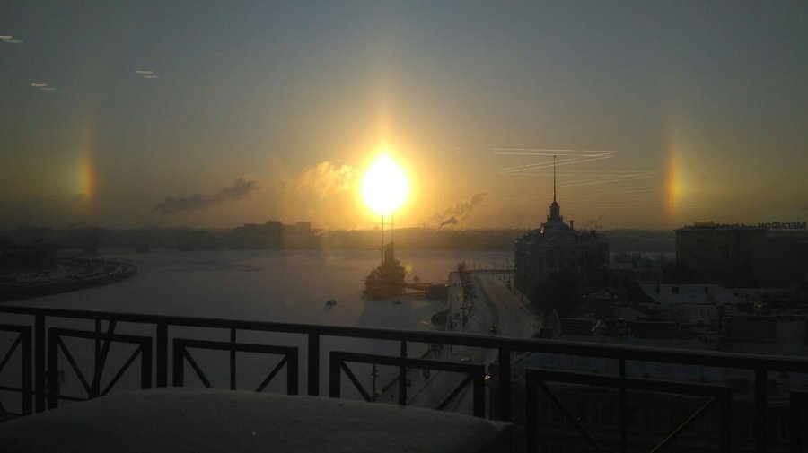 Сегодня в небе над Петербургом заметили гало