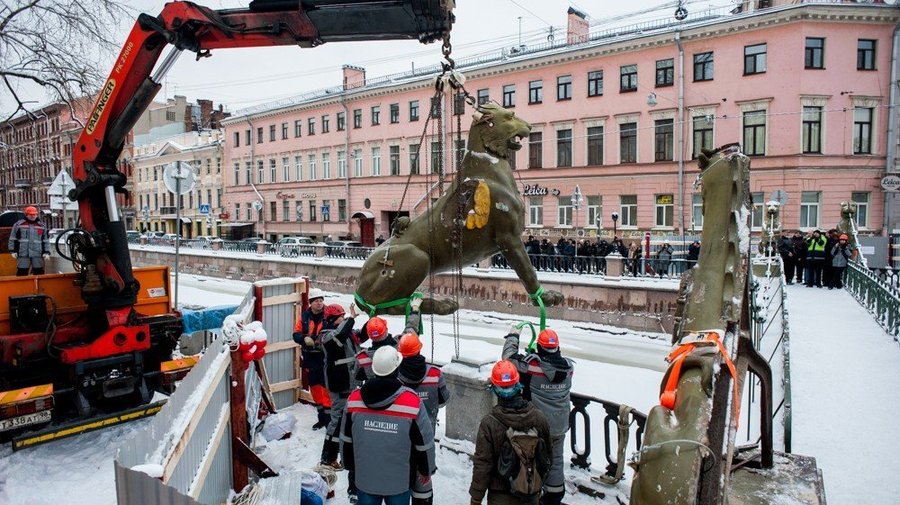 Фото дня: впервые за 200 лет грифоны покинули Банковский мост 