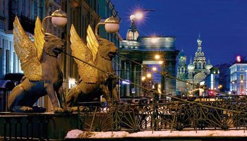 Крылатые львы Банковского моста: история, приметы и клады