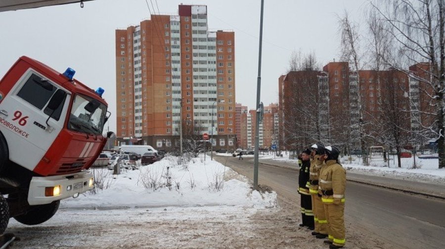 Пожарные машины поклонились огнеборцам Ленобласти