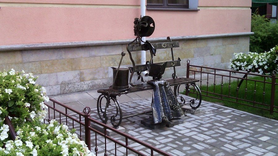 Сюрреалистическая скульптура супруге Пушкина