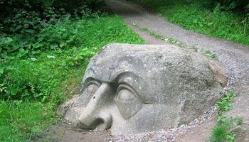 «Камень-голова», уходящая в землю