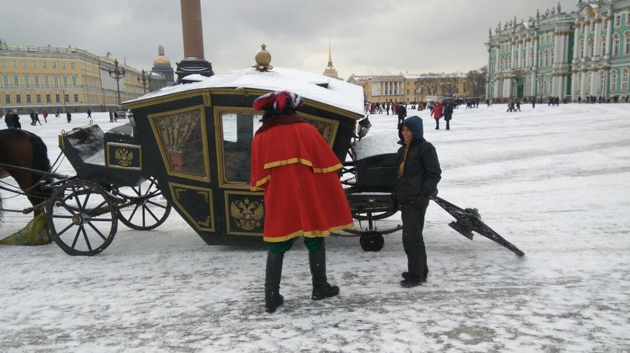 На Дворцовой площади сломалась карета