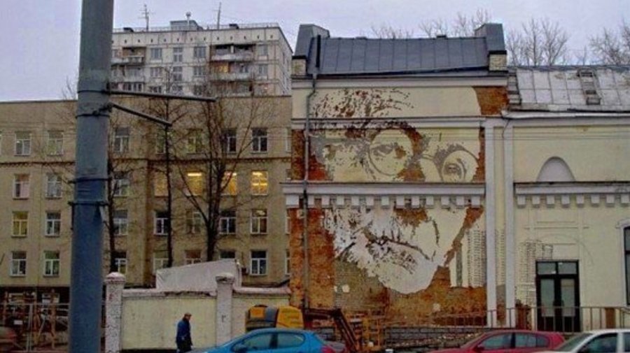 Выбитый портрет Германа Гессе