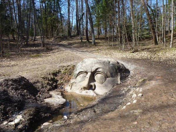 «Камень-голова», уходящая в землю