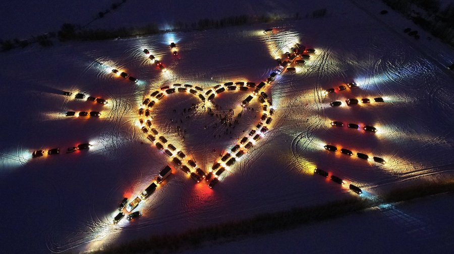 Огромное сердце из 116 автомобилей составили под Петербургом