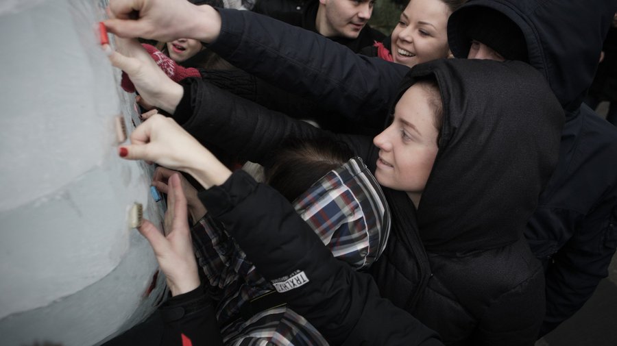 Фото дня: как в Петербурге растапливали ледяное сердце