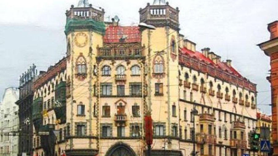 7 знаменитых домов Петербурга