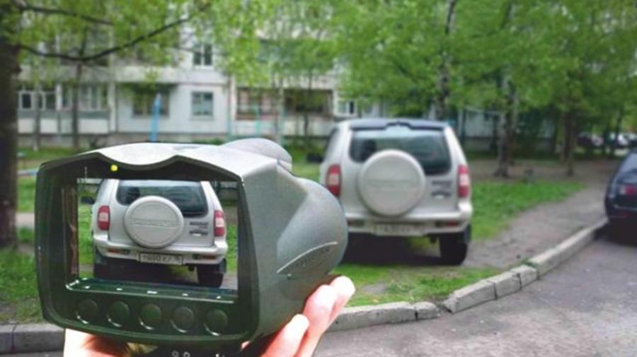 В Петербурге будут штрафовать всех паркующихся на газонах 