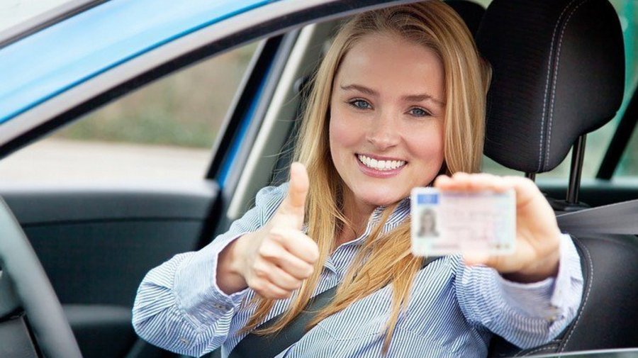 Автошколы предложили выдавать начинающим водителям временные права
