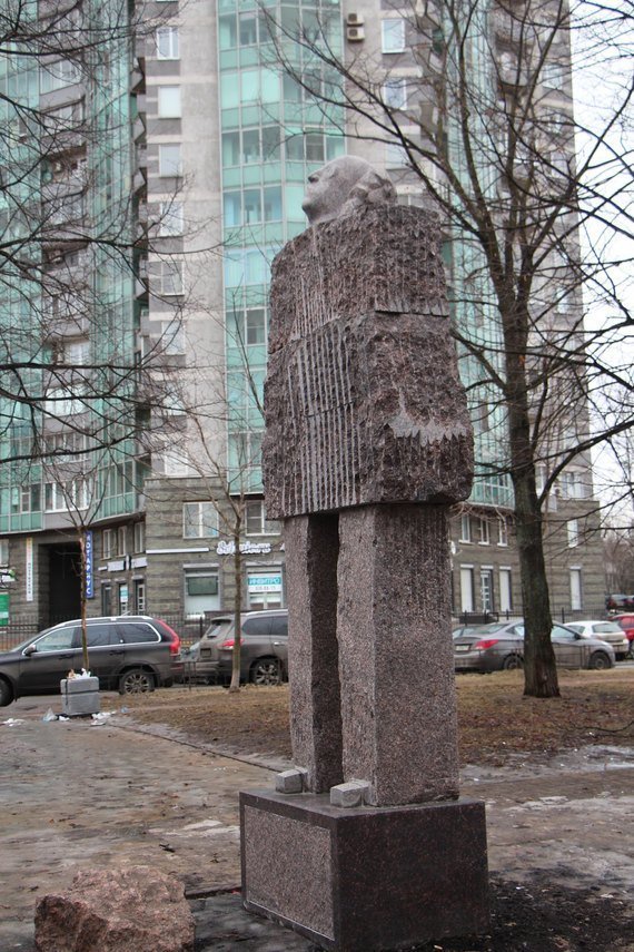 Загадочный памятник, предположительно Бродскому, появился на Васильевском