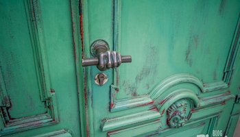 15 самых красивых старинных дверей Петербурга