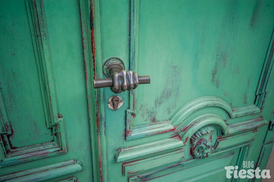 15 самых красивых старинных дверей Петербурга