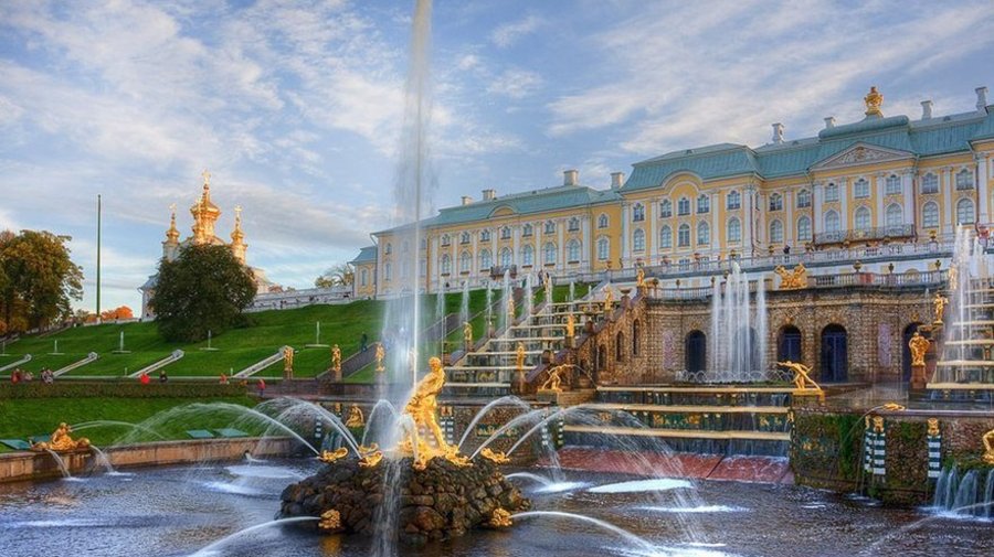 Посмотреть запуск фонтанов в Петергофе
