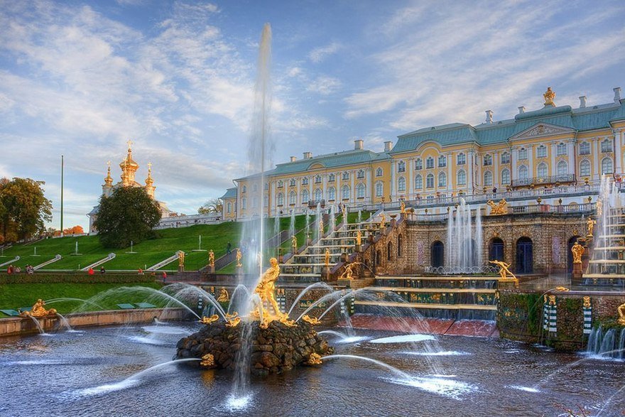 Посмотреть запуск фонтанов в Петергофе