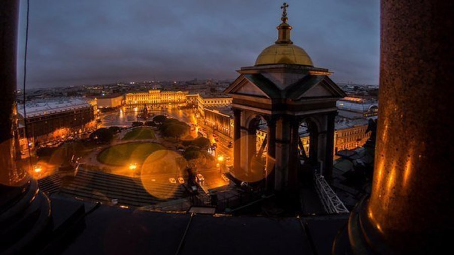 Подняться на вечернюю колоннаду