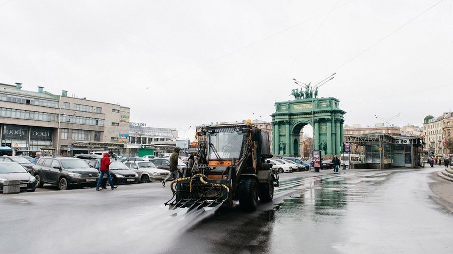 Дороги Петербурга начали мыть с шампунем