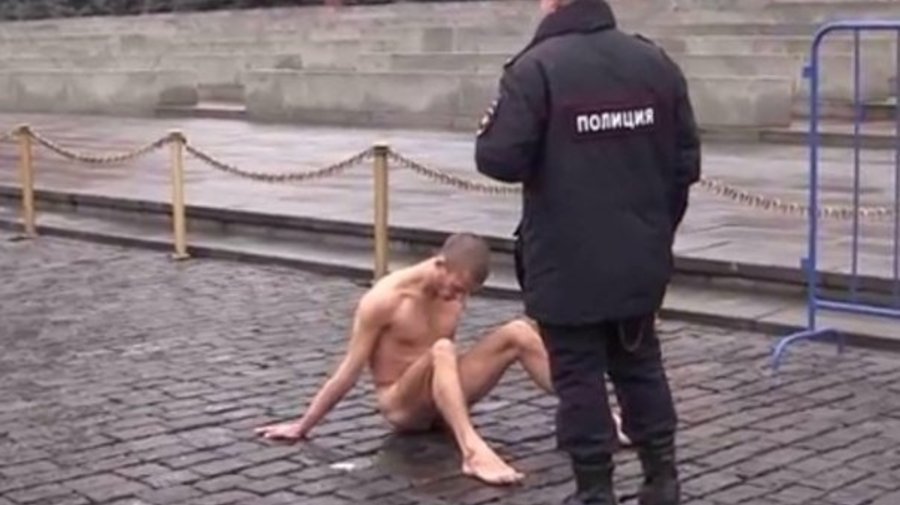 Художник Пётр Павленский прибил свои гениталии к брусчатке Красной площади. Гвоздем