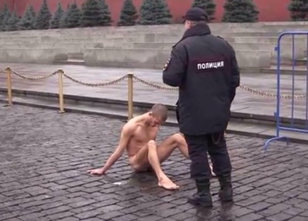 Художник Пётр Павленский прибил свои гениталии к брусчатке Красной площади. Гвоздем