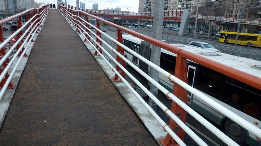 В Купчино открыли футуристический пешеходный мост