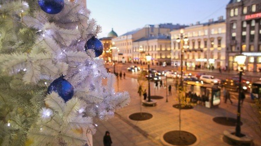 Петербург начали украшать к Новому году