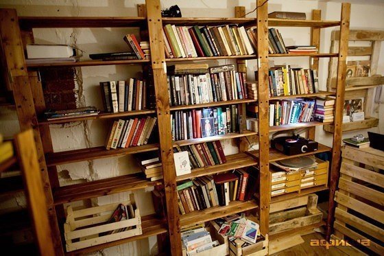 Книжная распродажа в магазине "Ходасевич"