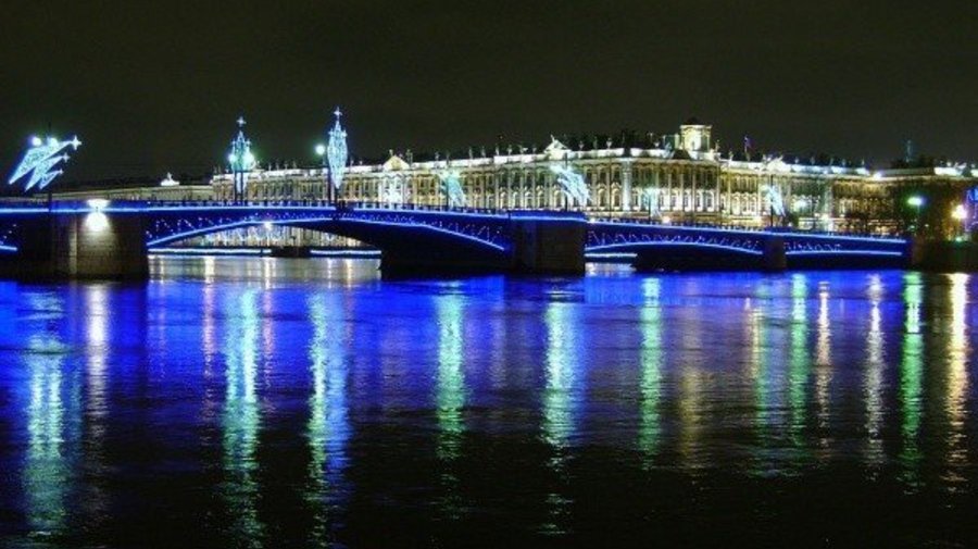 Достопримечательности Петербурга подсветят синим