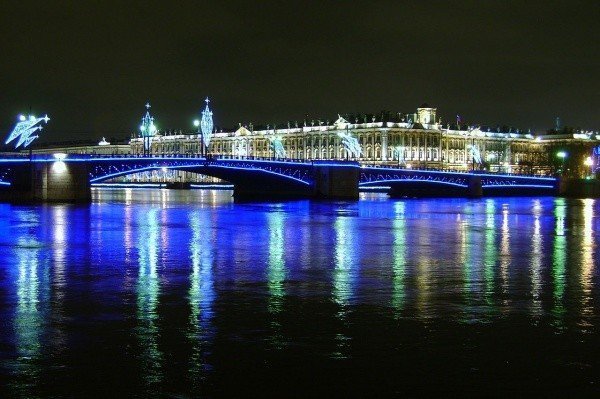 Достопримечательности Петербурга подсветят синим 