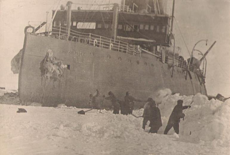 В 1928 ледокол спас итальянскую экспедицию. Ледокол Красин пароход. Ледокол Красин 1928 г. Ледокол «Красин» в годы Великой Отечественной войны. Ледокол Красин во льдах.